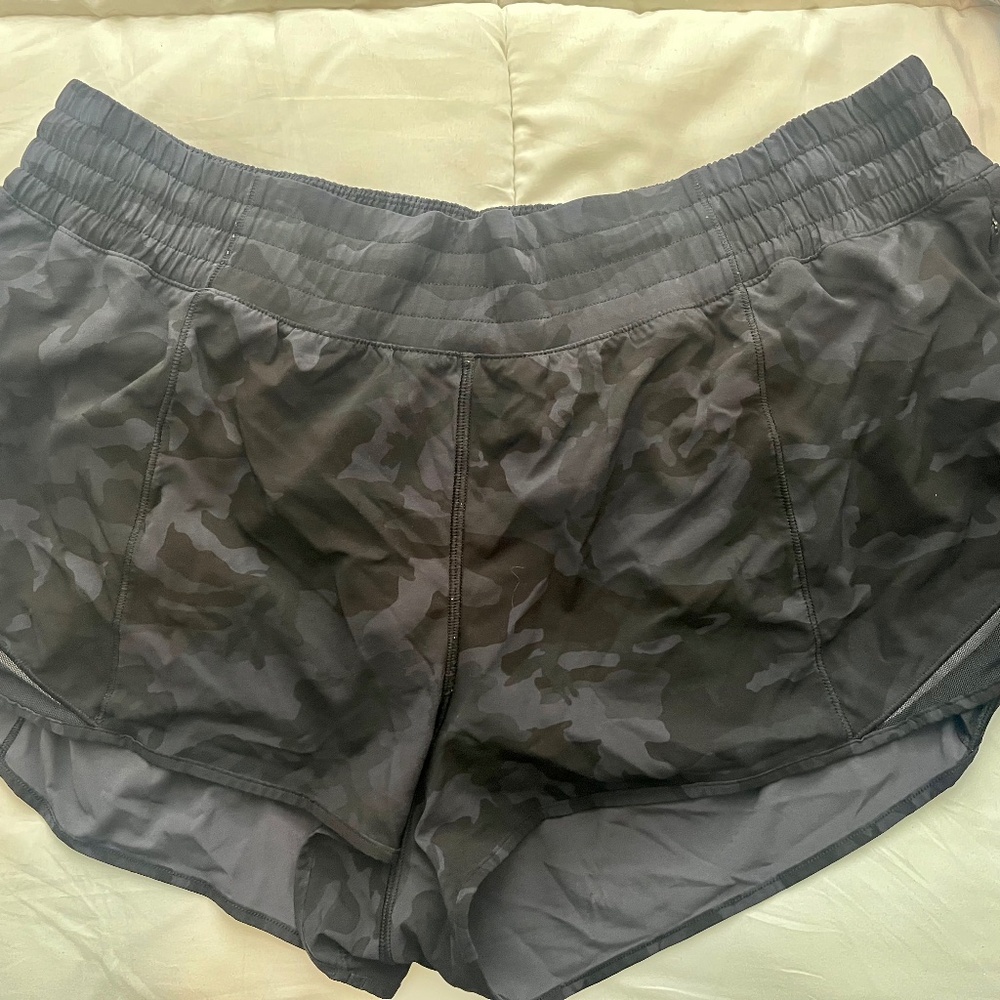 LULU Hotty Hot High-Rise Lined Short 2.5", Incognito grey camo multi, Size 14